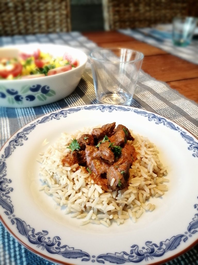 Täyteläinen lihastroganoff