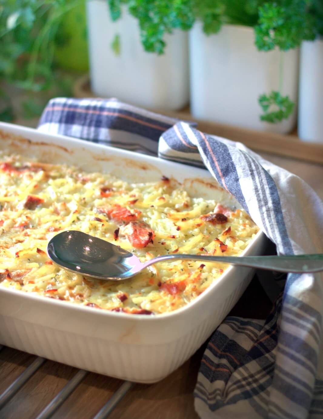 Lohikiusausta uunivuoassa ja yrttejä ruukuissa