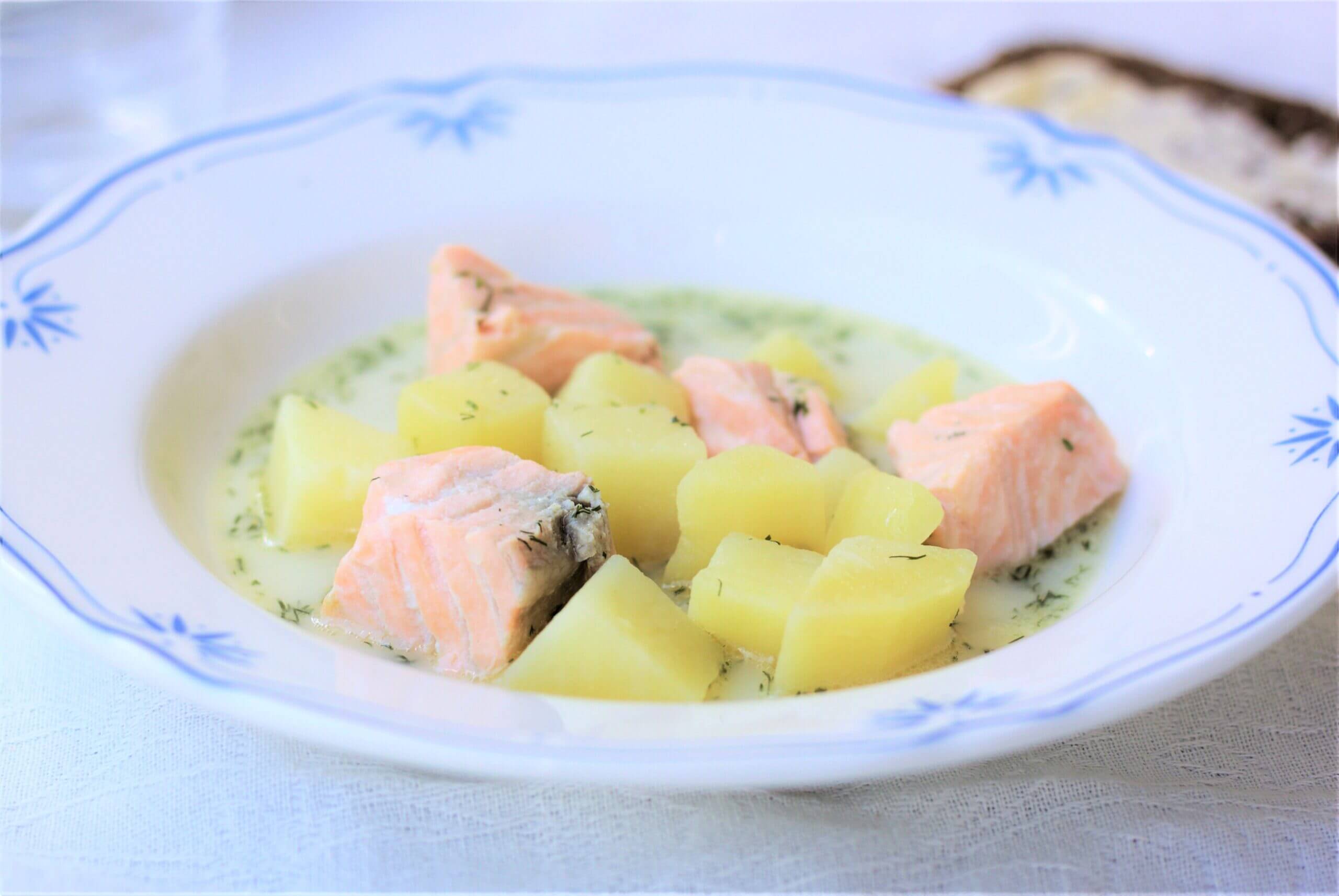 Lohikeitto tuoreesta lohesta ja perunasta