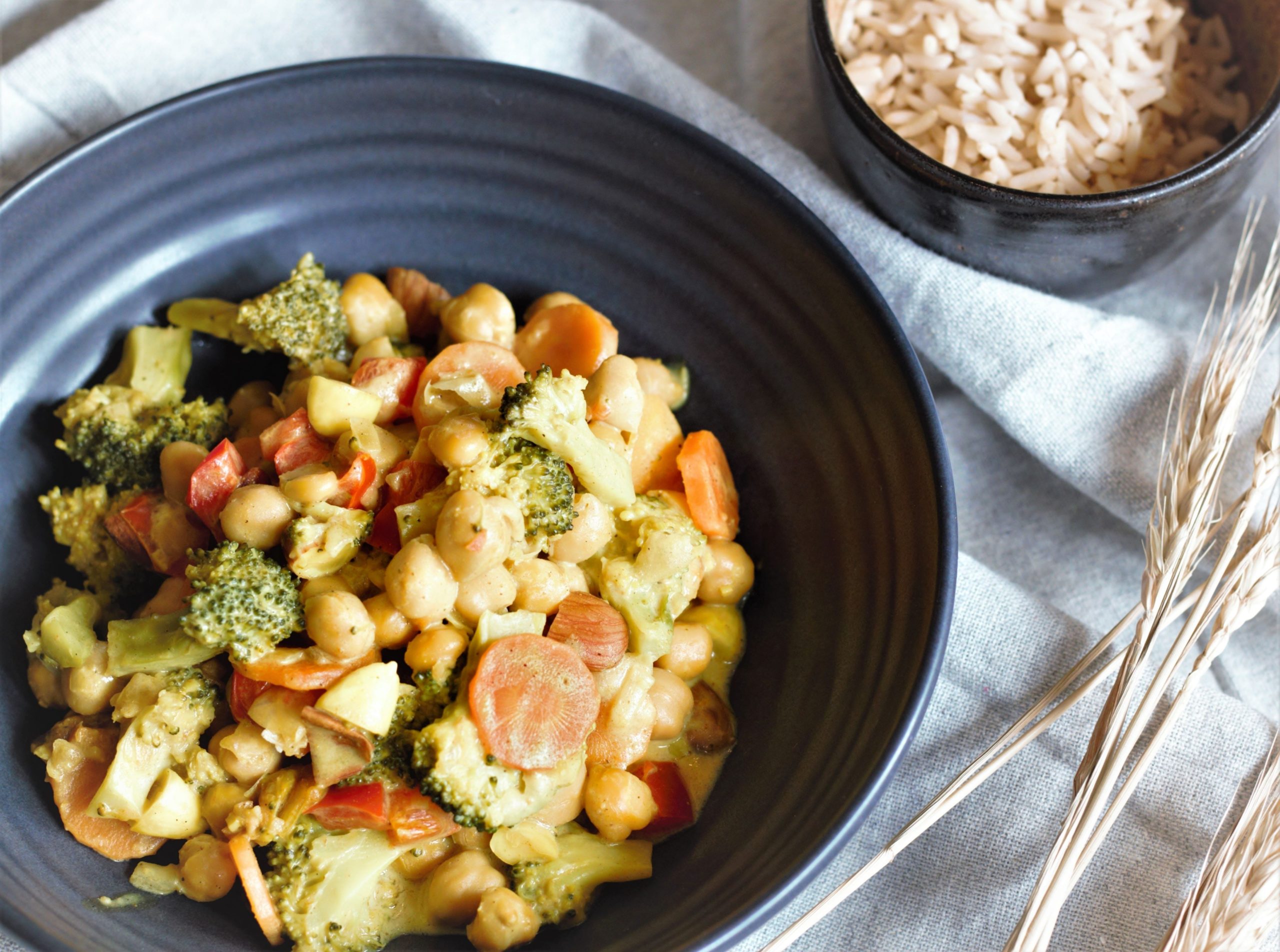 Porkkanaa, kikherneitä, parsakaalia ja riisiä