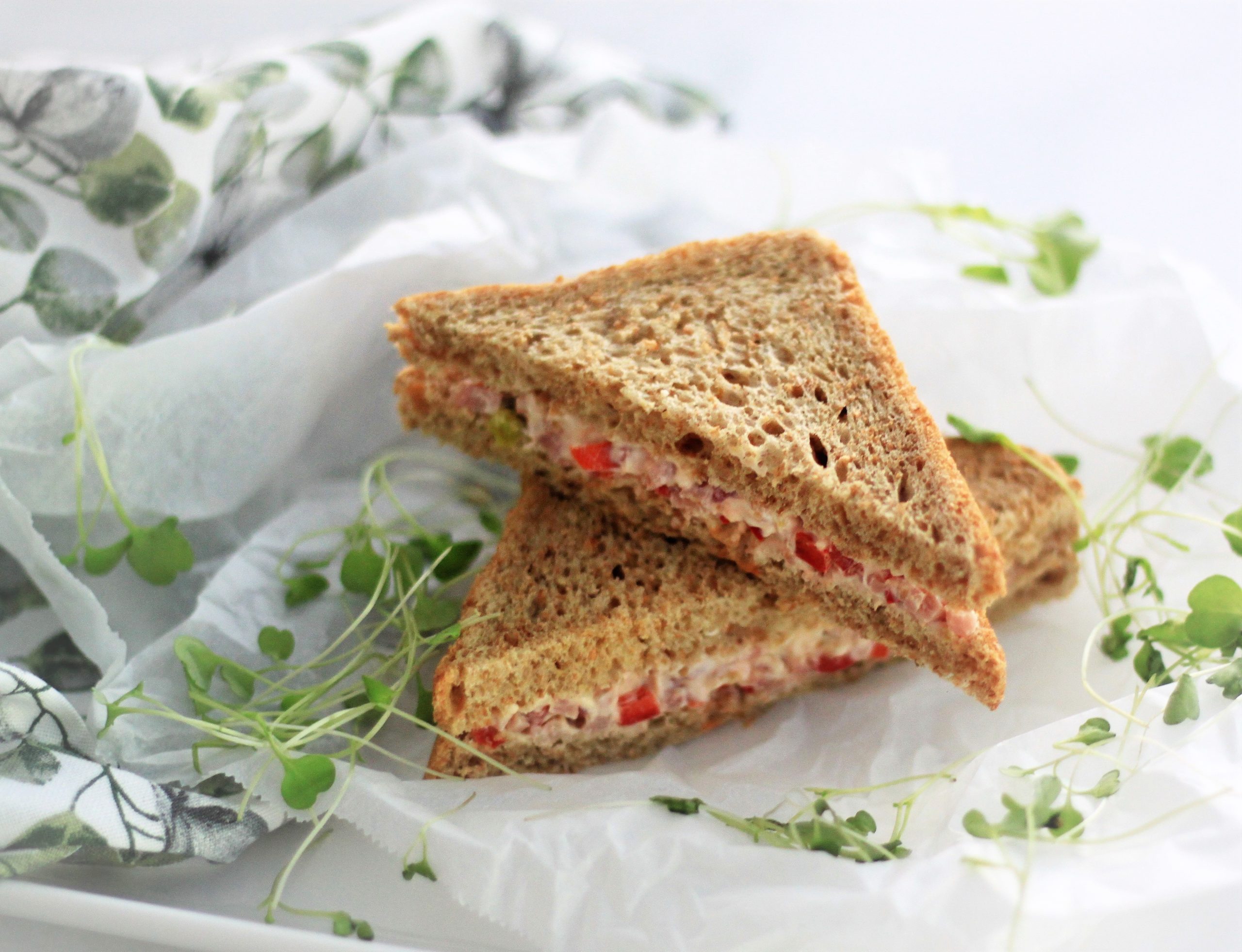 Kinkkutäytteiset kolmioleivät